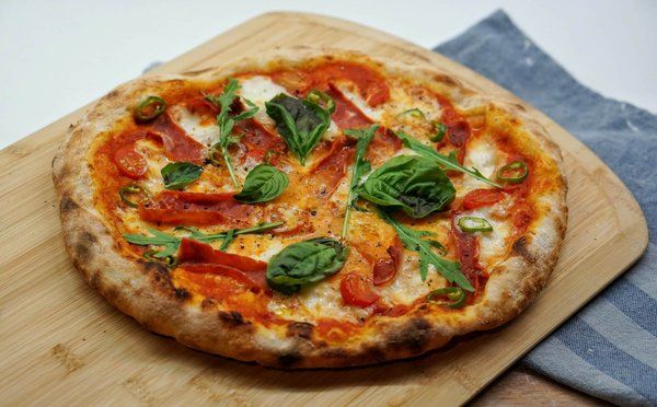 Quelles astuces pour une pizza margherita avec une pâte fine et croustillante?